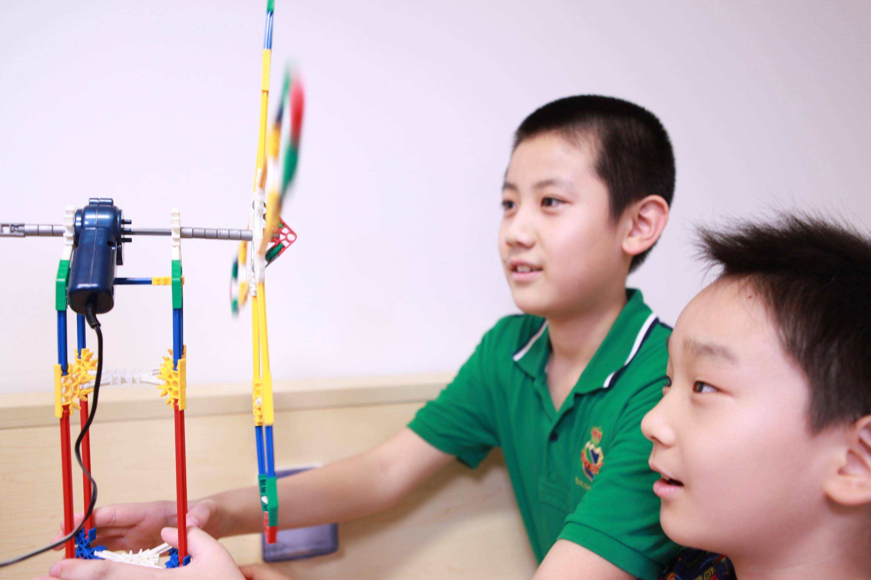 第二季度广告增速骤降至4%！Snap(SNAP.US)技术故障导致售价下滑 盘后市值蒸发超1/6