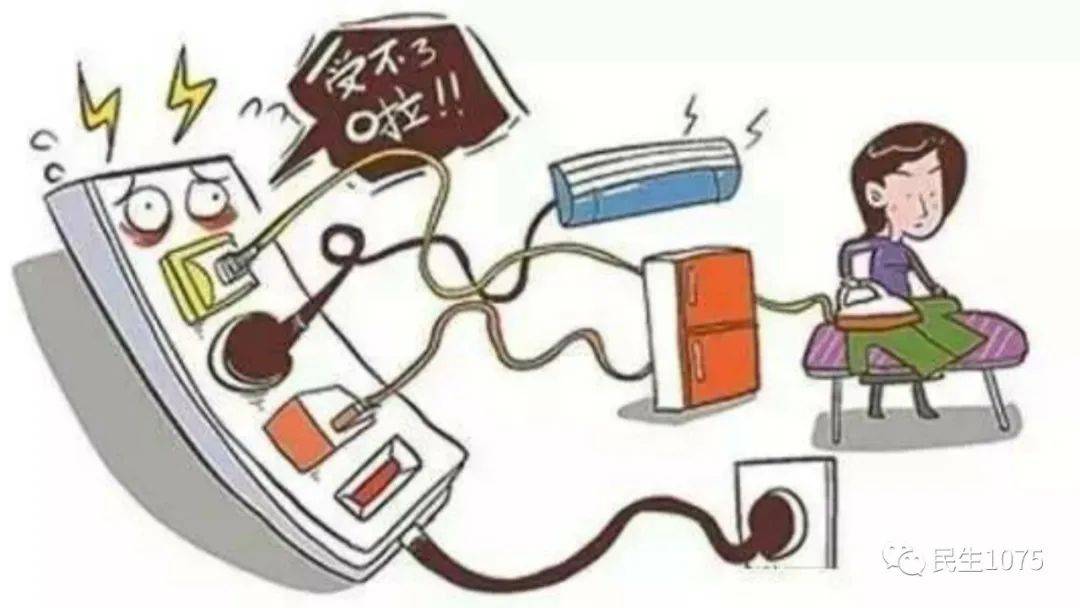 小学生看哥哥们踢十五运会足球赛，一声声加油稚嫩却嘹亮